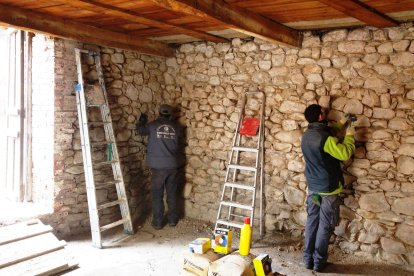 Alumnos de la Escuela Taller Bernardo Alonso Villarejo trabajando en la reforma del edificio en 2018. L. DE LA MATA