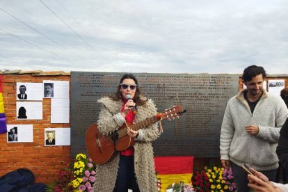 Elena, bisnieta de uno de los represaliados, con Juan Diego Botto. GAITERO