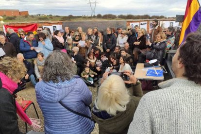 Los familiares de las víctimas reunidos en torno a la placa. GAITERO