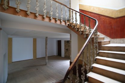 Las dos plantas de la vivienda permanecen diáfanas a la espera de concluir la reforma. L. DE LA MATA