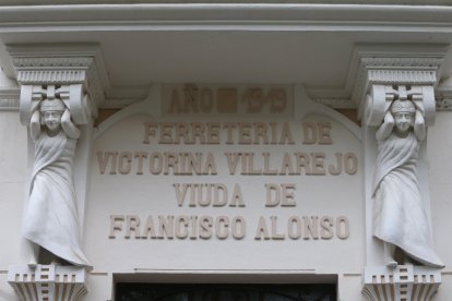 Victorina Villarejo abrió la ferretería a principios del siglo XX en un inmueble que después tiró para construir el edificio modernista actual, terminado en 1919. L. DE LA MATA