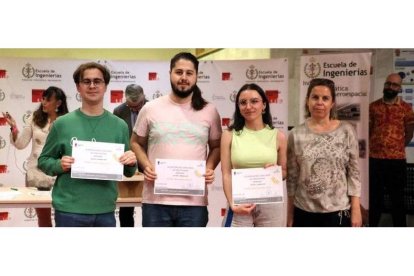 Javier Nido, Beatriz Jové y Alberto Miguel, con un reconocimiento por el prototipo. DL