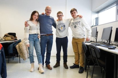 Los alumnos, con el profesor Antonio Prieto.  J. NOTARIO