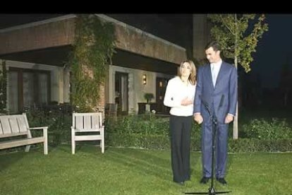 Don Felipe vestía un traje azul y una corbata del mismo color, su futura esposa había elegido un pantalón negro y una chaqueta blanca.