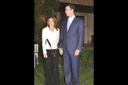Los dos novios se presentaron cogidos de la mano y muy sonrientes.
