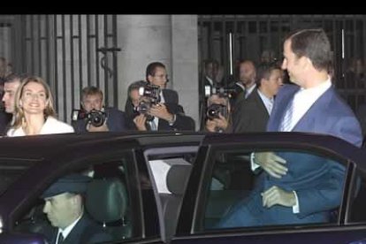 Dicho y hecho. En un coche negro, entre flashes y miradas, llegaron e hicieron su entrada en la el Teatro.