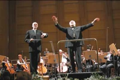 El concierto del violoncelista Rostropovich se convirtió en el lugar ideal para captar las primeras instantáneas de la familia real con la novia del Príncipe.