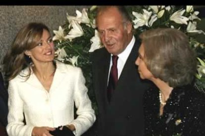La novia del Príncipe se dejó ver en actitud de simpatía hacia los padres de su prometido.