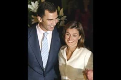 El Príncipe Felipe se mostró en todo momento atento a Letizia y procuró darle todo su apoyo mediante miradas cómplices y pequeños apretones de mano.