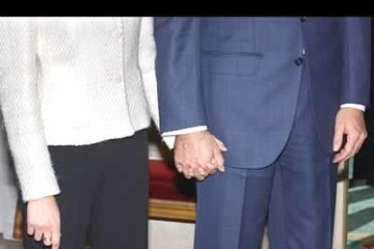 En todo momento, Felipe y Letizia aparecieron cogidos de la mano, como cualquier pareja sencilla.