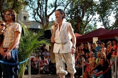 El actor de la serie de televisión «Aqui no hay quien viva», Eduardo Gomez, luce un diseño de la firma Konrad Muhr.
