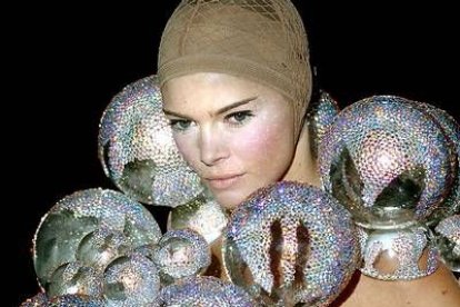 La modelo Jaydy Mitchell ha causado sensación con este diseño de Jordi Labanda: plumas enormes con detalles de cristal.