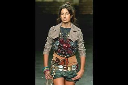 El brasileño no desdeña los minishorts y las rebecas de lana para la temporada floral.