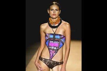 La diseñadora española no se cansa a la hora de proponer formas imposible y muy atractivas para la playa y la piscina.
