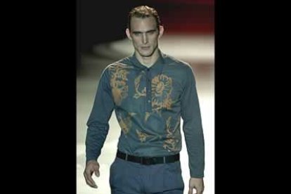 El hombre de Armand Basi se vuelve muy masculino. Camisas estampadas pero discretas y pantalones impecables.