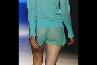 Para la mujer propone gasas, transparencias y sensualidad.