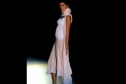 Murt eligió unas siluetas muy femeninas con cuellos desnudos con encajes manuales, grandes escotes, cinturas apretadas y combinaciones de prendas cortas y largas.