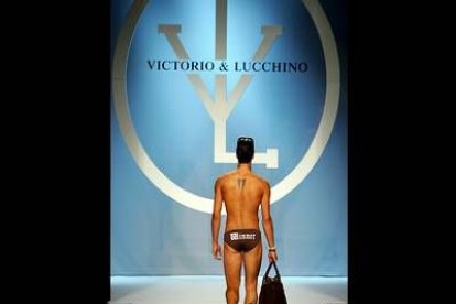 La pareja de diseñadores andaluces ha escogido el color, el frescor y la sofisticación para su colección de hombre.