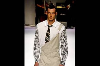 La corbata se mezcla con prendas más sport como los petos.