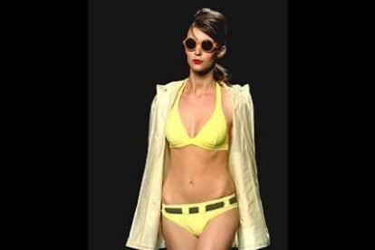 Ropa de baño cómoda e insinuante que se adapta al cuerpo de la mujer y resalta la figura femenina en tonalidades brillantes.