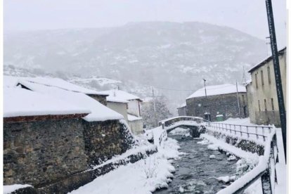 La nieve en la localidad de Fasgar. ROSY FERNÁNDEZ ÁLVAREZ
