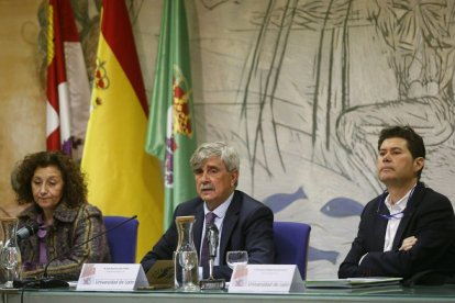 Marín, en el centro, flanqueado por María Teresa Carbajo, decana de Veterinaria y por José Antonio Rodríguez Altonaga, director del Hospital Veterinario. FERNANDO OTERO