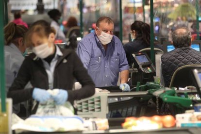 Varias personas hacen la compra en un supermercado en Madrid. RODRIGO JIMÉNEZ