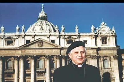 Sus críticos afirman que es un hombre de temer, porque más bien ha suprimido la discusión y silenciado a los disidentes dentro de la iglesia.