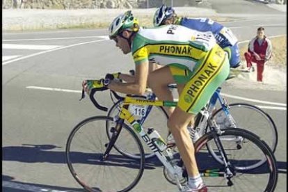 Quique Gutiérrez ha consiguido la victoria en una jornada en la que su compañero de equipo Santi Pérez logró recortar 30 segundos a Roberto Heras en la subida al puerto madrileño.