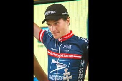 <b>David Zabriskie</b>, del equipo US Postal Service, en el podio, tras hacerse con la undécima etapa disputada entre las localidades de San Vicente del Raspeig y Caravaca de la Cruz.