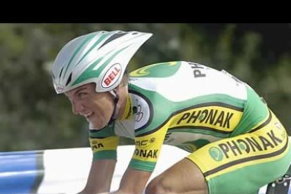 El estadounidense Tyler Hamilton venció en la contrarreloj individual de Almusafes por delante del colombiano Víctor Hugo Peña y de Landis, a 15 y 18 segundos respectivamente.