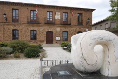 Fachada del Ayuntamiento presidida por una de las varias esculturas que salpican la localidad. RAMIRO