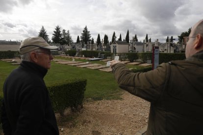 Vicente Ibán  vivió de pequeño en el cementerio, junto a Agustín Martínez, director-gerente de Serfunle. FERNANDO OTERO PERANDONES