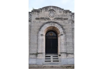 Panteón de los leoneses en Cuba. DL .