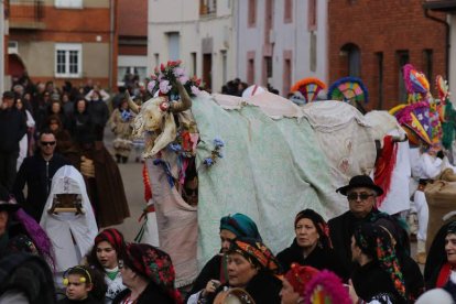 Varias figuras y momentos correspondientes a la edición de este año del carnaval tradicional velillense, una fiesta declarada de Interés Turístico Provincial. Foto: M. Pérez.