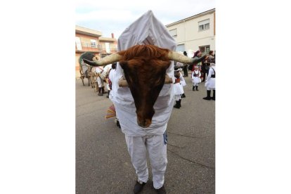 Varias figuras y momentos correspondientes a la edición de este año del carnaval tradicional velillense, una fiesta declarada de Interés Turístico Provincial. Foto: M. Pérez.