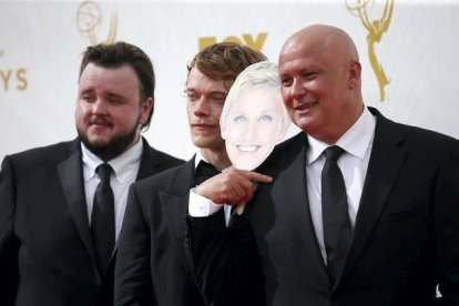 John Bradley-West, Alfie Allen y Conleth Hill con una careta de Ellen DeGeneres. Danny Moloshok | Invision for the Television Acad
