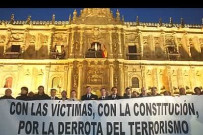 La manifestación, encabezada por políticos y personas relevantes de la sociedad leonesa, terminó a las puertas del parador de San Marcos.