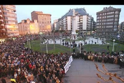Momento en el que el río de personas cruza la plaza de la Inmaculada, por la Gran Vía de San Marcos.