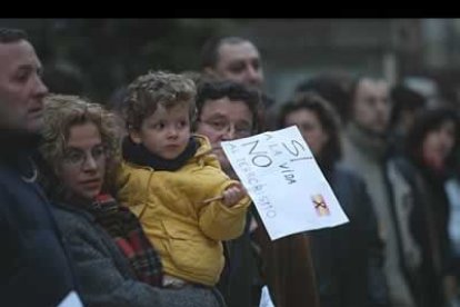 En el manifiesto se indicaba que 'nuestro deber colectivo frente a quienes recurren a la barbarie es hacerse más fuertes con las únicas armas que conocemos: la ley, el voto y la palabra'.