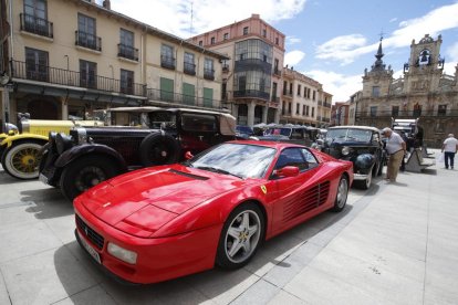 Los coches que forman parte de la caravana del Rally Protagonistas, este mediodía en Astorga. RAMIRO