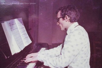 El músico gallego, leonés de adopción, interpretando una obra al piano. ARCHIVO PERSONAL DE JOSÉ BARJA