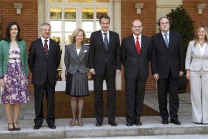El presidente del Gobierno, José Luis Rodríguez Zapatero (c), y los nuevos ministros que han tomado hoy posesión de sus carteras; Cultura, Ángeles González-Sinde; Fomento, José Luis Blanco; vicepresidenta segunda y ministra de Economía, Elena Salgado; vicepresidente tercero y ministro de Política Territorial, Manuel Chaves y Sanidad y Asuntos Sociales, Trinidad Jiménez (i a d); posan hoy en el Palacio de La Moncloa momentos antes de la reunión del Consejo de Ministros. EFE/Sergio Barrenechea