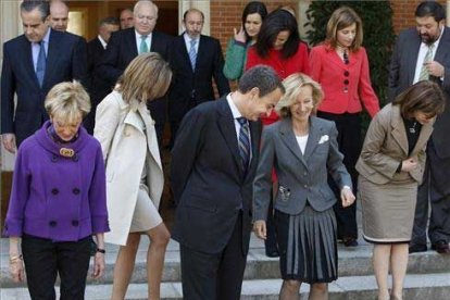 El presidente del Gobierno, José Luis Rodríguez Zapatero, durante al acto gráfico de la composición del nuevo Gobierno que tuvo lugar en el Palacio de La Moncloa momentos antes del comienzo de la reunión del Consejo de Ministros. EFE/Sergio Barrenechea