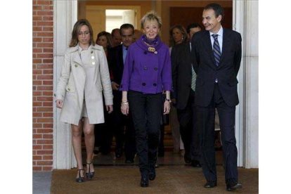 El presidente del Gobierno, José Luis Rodríguez Zapatero, la vicepresidenta primera del Gobierno, María Teresa Fernández de la Vega (c) y la ministra de Defensa, Carme Chacón, a su llegada al acto gráfico con la composición del nuevo Gobierno que tuvo lugar en el Palacio de La Moncloa momentos antes del comienzo de la reunión del Consejo de Ministros. EFE/Sergio Barrenechea