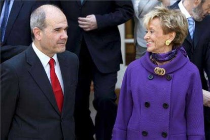 La vicepresidenta primera del Gobierno, María Teresa Fernández de la Vega y el vicepresidente tercero del Gobierno y ministro de Política Territorial, Manuel Chaves, durante al acto gráfico. EFE/Sergio Barrenechea