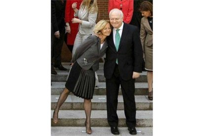 La vicepresidenta segunda y ministra de Economía y Hacienda, Elena Salgado, posa junto al ministro de Asuntos Exteriores, Miguel Angel Moratinos, durante la foto de familia de los miembros del nuevo Gobierno, en el Palacio de la Moncloa. EFE/Ballesteros