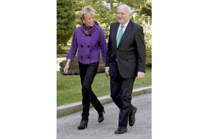 La vicepresidenta primera del Gobierno, María Teresa Fernández de la Vega, conversa con el ministro de Asuntos Exteriores, Miguel Ángel Moratinos, en los jardines del Palacio de la Moncloa momentos antes de asistir al primer Consejo de Ministros del nuevo Gobierno. EFE/Sergio Barrenechea