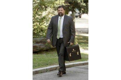 El titular de Justicia, Franciso Caamaño, a su llegada al Palacio de la Moncloa para a asistir al primer Consejo de Ministros del nuevo Gobierno. EFE/Ballesteros