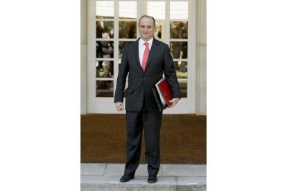 El ministro de Industria, Miguel Sebastián, a su llegada al Palacio de la Moncloa. EFE/Ballesteros